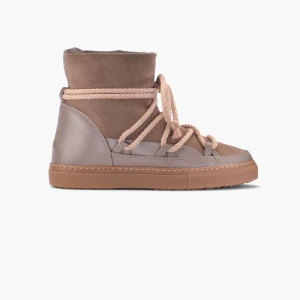 Världens mysigaste vinterskor!! - Så fina och sköna vinterskor från Inunikii💕💕💕Dem är i nyskick, endast använd några gånger❤️Otroligt sköna och mysiga till vintern! I finaste färgerna också💕Nypris runt 2800 kr❤️