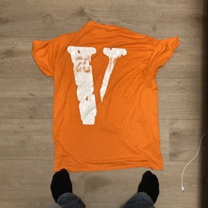 Säljer vlone tröja - Säljer nu min vlone tröja eftersom den är för stor för mig, äkta såklart de är bara o skriva för bättre bilder! 