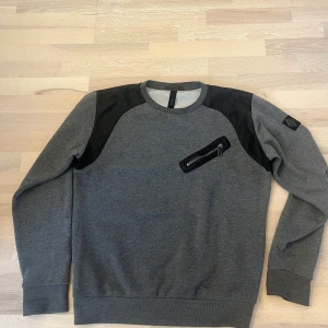 Replay tröja i en fet design - Replay tröja i en nice design, tröjans storlek är Xl men sitter som en oversize large också. Är i mycket fint skick.