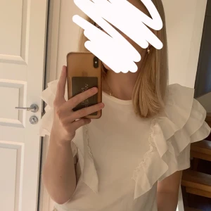 Tröja med volang - Säljer denna söta toppen från gina tricot, väldigt sparsamt använd och fortfarande i fin kvalite. Storlek S och är normal o storlek, skriv för fler frågor eller bilder💓 90kr + frakt