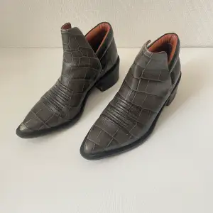 Läder skor- fake krokodil mönster från Whyred stl 38. Rätt smala i modellen