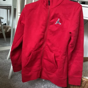 Jordan kofta - En kofta från Jordan från barnavdelningen!! Men jätte snygg o sååå jäkla skön inuti!!❤️ använt typ 2 ggr! Det passar någon som har cs i storlek