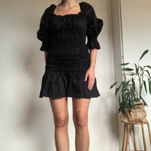 Smockad klänning från ASOS - Superfin smockad klänning från ASOS med snörning i ryggen och puffiga ärmar. Aldrig använd, strl S. 🌹
