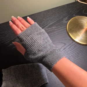 Alvii torgvantar - Säljer dessa alvii torgvantar som är köpta förra hösten. De är mörkgrå, färgen syns bäst på första bilden. I nyskick, slutsålda på hemsidan. Frakt tillkommer