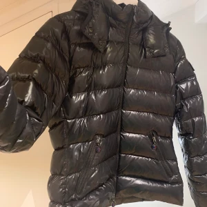 Moncler jacka - En moncler dam jacka i storlek 2. Jackan är äkta, kvitto finns. Köpt vintage men jackan är i fint skick. Det som finns att anmärka är att serie lappen i jackan har släppt. Detta är en super fin jacka nu till vintern!