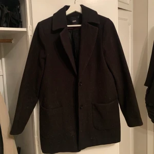 Svart kappa från asos - En jättefin o typ oanvänd kappa från asos (asos egna märke) i storlek 38