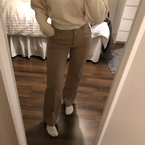 Kostymbyxor - Rosa/beiga kostymbyxor från madlady ”Perfect fit suit pants” i storlek S. Använda ett fåtal gånger