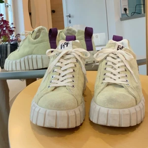 Eytys Odessa Suede stl 40 - Eytys skor i storlek 40, sparsamt använda. Köpta för 1800kr säljer för 700kr