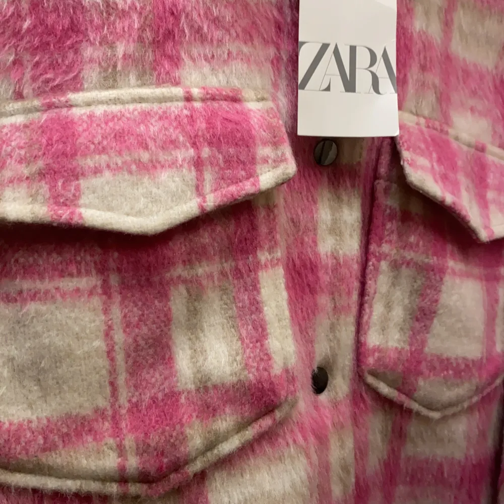 Hej jag säljer en rosa vit rutig kappa från zara, oanvänd med prislapp kvar💗. Jackor.