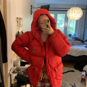 Fjällräven jacka - Röd fjällräven jacka jag fått av min mamma och hon köpte den när hon var 20 så den har några år på nacken men den är som ny och inte alls sliten storlek typ 40 men skulle säga M fler bilder om man skriver i chatten 