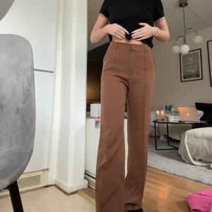 Bruna kostymbyxor från madlady - Bruna kostymbyxor från Madlady. Använda 1 gång och är i bra skick. 