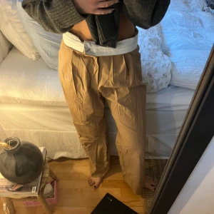 Beiga kostym byxor - Beiga kostym byxor från Zara, så snygga men använder aldrig längre 💕