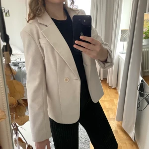 Kavaj 🤍 - Fin lite tjockare kavaj från NA-KD 🤍 kan gå att använda som jacka. Knappt använd 