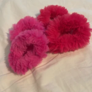 Fluffiga Hårsnoddar - De är i nytt skick och oanvända. De är väldigt fluffiga och fina. Irl är de mer rosa än röda. Köparen står för frakt.