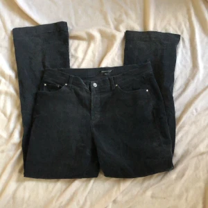 👻 Svarta manchesterbyxor  👻 - Säljer mina fina midrise Manchesterbyxor då de inte kommer till användning längre, nästan nyskick med knappt täcken på användning, raka i benen och har små typ ”kristalldetaljer” (köpare står för frakt) 