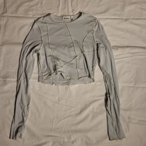 Långärmad topp, Weekdau - Fin långärmad ljus blå/turkos topp från Weekday med synliga sömmar. Färgen stämmer lverens med första inte de två sists, blev gult ljus då.  