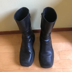 Vagabond stövlar - Platåboots från vagabond inköpta 2020. Tecken på användning finns, främst slitage på ena tån, i övrigt i bra skick. 