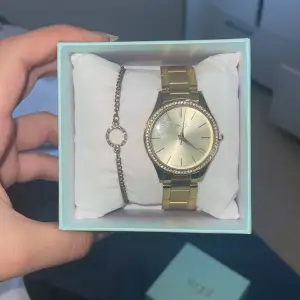 En dyr klocka och armband som jag har fått som en present fast använd en gång men den ser helt nytt ut och med boxen den kostar egentid 400 men jag ger för halva priset så för 300kr