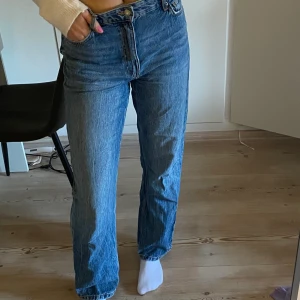 Beshka jeans - Ett par mellanblå raka jeans köpa från beshka i modell ”the straight”. De är i storlek 38, skulle säga att de passar dig som är s-m💗