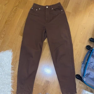 bruna jeans - jeans från H&M köptes för 250 kr för 1 år sedan, aldrig använda kramar om midjan för en ’hourglass’ figur och har en smått baggy stil på benen + köpare betalar frakt  kom dm om intresserad eller för mer info
