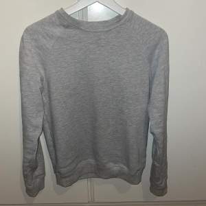 Basic grå sweatshirt från lager 157.