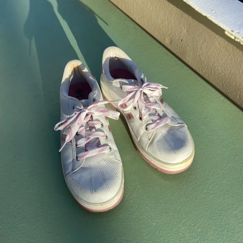 Jätte söta vita sneakers med rosa detaljer. Köpta secondhand så lite ingångna men ändå fräscha. Märket är 725 Originals i storlek 39. Köparen står för frakt<3. Skor.