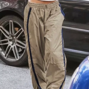 2000’s vintage byxor - Hejjj! Säljer dessa beige/bruna lite baggy pantsen med blått sträck på! Vintage byxorna ger skit mycket early 2000’s/90’s vibe och they never miss en bra outfit😫 Hör av er!🫶🏻❤️‍🔥