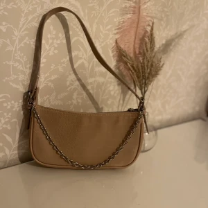 Väska i beige rosa färg från hm - Väska från hm som är rosa beige, aldrig använd 