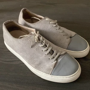 Axel Arigato Cap Toe 40 - Ett par lätt använda Cap Toe i grått från ca 2020.   Storlek 40. Inte en massa prutande, vill du ha saker som är helt nya så köp det ifrån butik. 