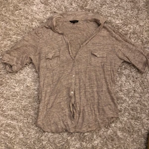 Beige piké skjorta - Beige t-shitt skjorta i väldigt skönt material. Strlk S