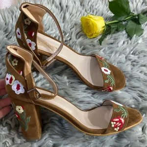 Klackskor  - Säljare dessa nya klackskor. DM för mer bilder/detaljer. Pris kan diskuteras vid snabb affär. 