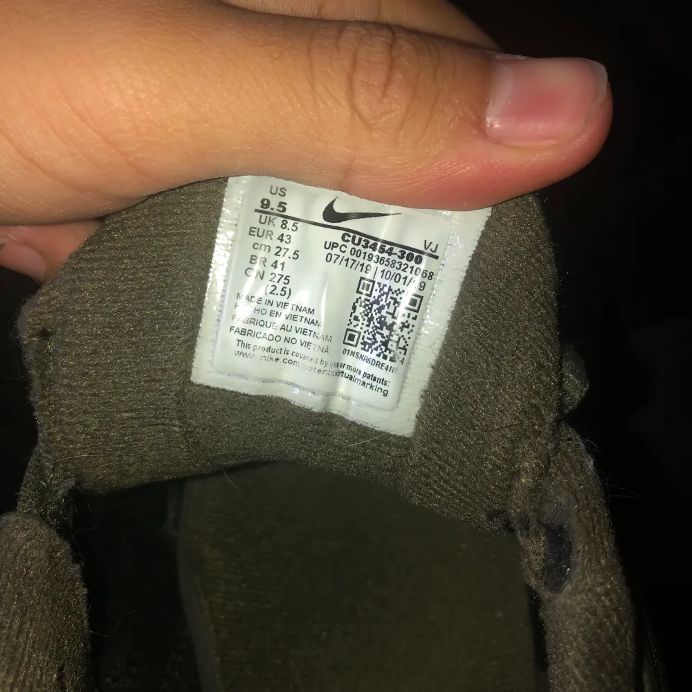 Säljer mina gröna Nike TNs för 1100kr, skick:7/10, storlek:43, dom är äkta  har kvitto och box, har haft dom i ett par månader så dom är använda men det är inga större skador någon stans på skorna   (Pris kan diskuteras). Skor.