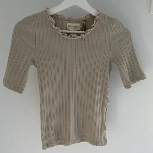 Topp - Jättesöt topp från Lindex i stl xs. Knappt använd! Köparen står för frakt!