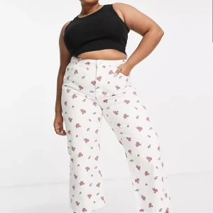 Oanvända blommiga jeans  - Blommiga jeans från ASOS - helt nya 