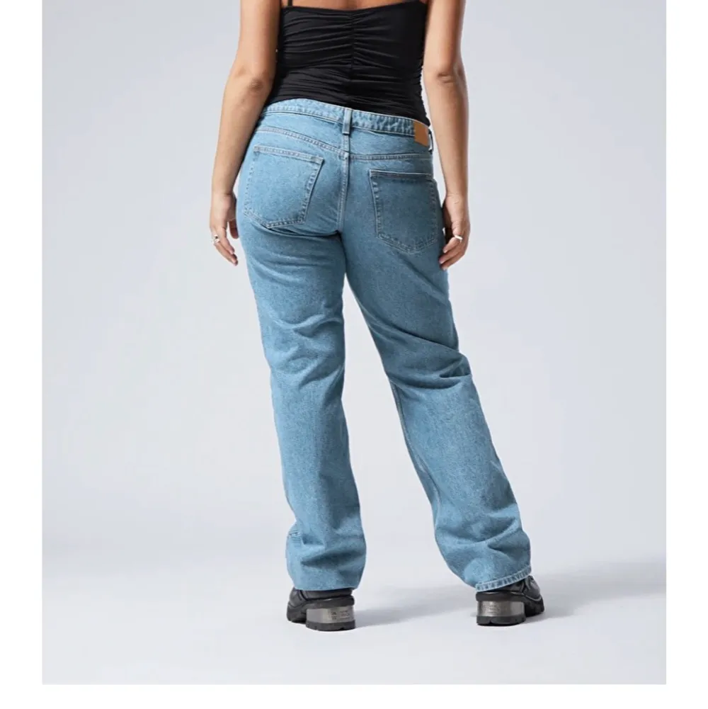 Weekday jeans i färgen harper blue. Färgen är lite blåare i verkligheten. Kan skicka bild privat. Orginalpris 500kr. Säljer för 280 pga att det är några hål på innersidan av linningen (inget som syns på något sätt utifrån) Passar mig som har S-M!😍. Jeans & Byxor.