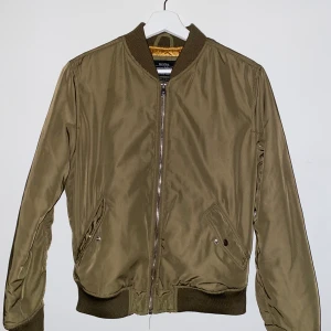 Bomberjacka  - Fin bomberjacka från bershka  Barnstorek XL, passar en S eller XS beroende på hur man vill att den ska sitta. Kan mötas upp i Stockholms området, om du vill ha den skickad står du för frakten