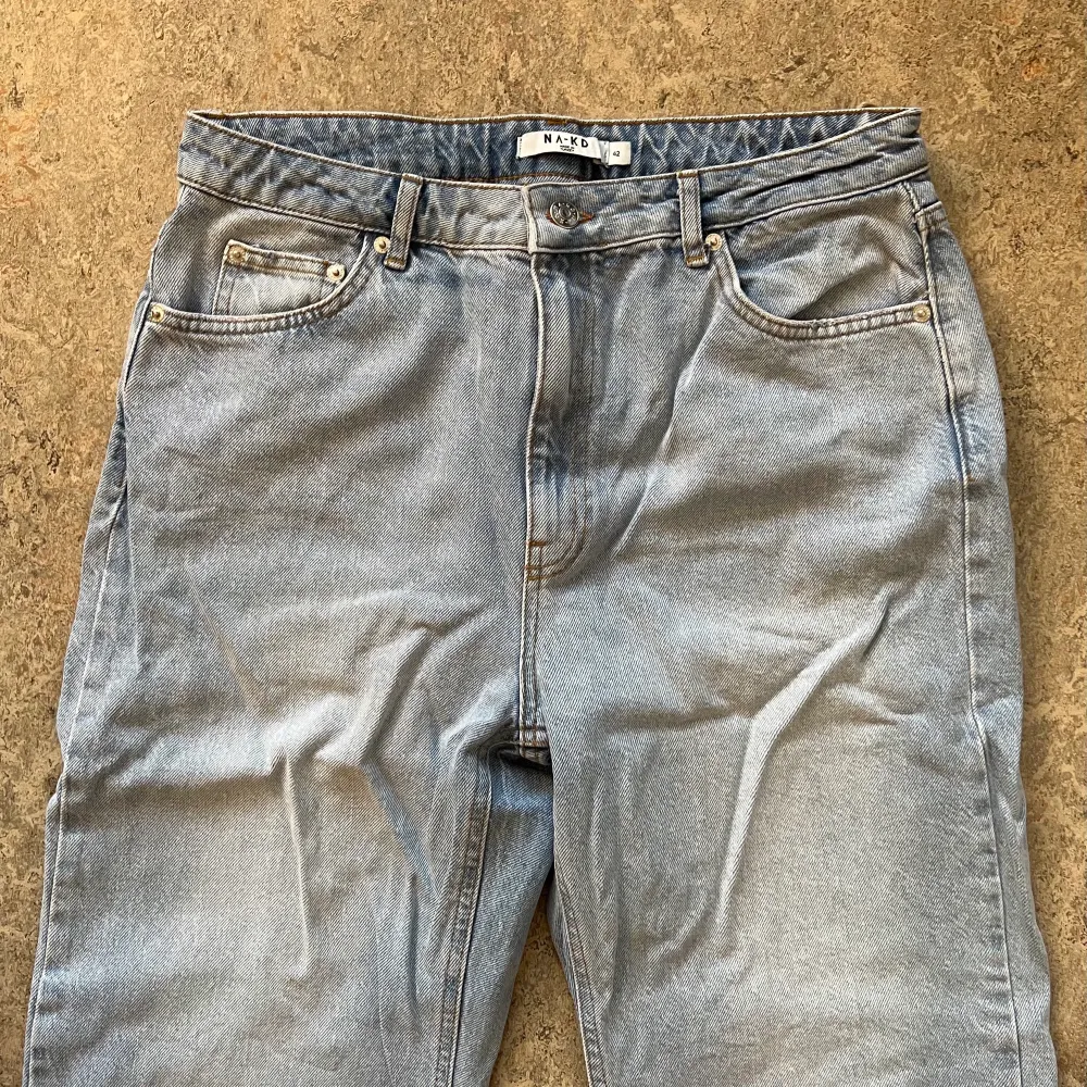 Högmidjade jeans från NA-KD. Oanvända men har legat i min garderob så de behöver strykas. Storlek 42 och långa ben Köparen står för frakt!. Jeans & Byxor.