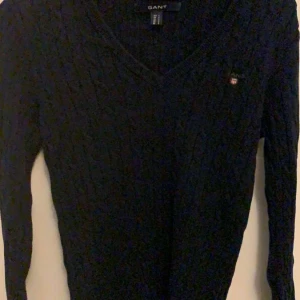 Kabelstickad gant tröja - Hej! Säljer denna HELT nya kabelstickade tröjan från gant. Den är endast provad. Tveka inte att höra av dig!  Den passar en M också. Nypris 699kr