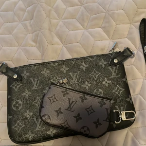 Lv trio Messenger bag  - Skick: 9/10 äkta lv trio bag 