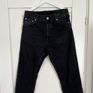 Ett par svarta Weekday Barrel jeans i storlek W30 L32. Använd ett fåtal gånger men är i nyskick. Köpt för 600