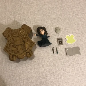 Harry Potter - Säljer en Bellatrix Lestrange figur, köpt på Åhléns förra året för 150kr. Säljer för att jag inte längre gillar Harry Potter. Jag är inte riktigt säker på vad frakten blir, så skriv så kollar jag på det! Tryck inte på köp nu!!!!
