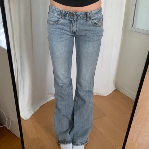 Lågmidjade jeans - Lågmidjade ljusblå jeans från brandy melville🤍 nyskick midjemått:74 innerbenslängd:84,5 <3 jag är 168 och de är för långa