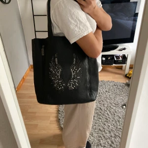 Väska  - Väska från Tessie, bra kvalite och passar till allt 