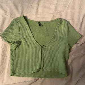 Fin grön tröja med fjäril. Jag säljer den då den tyvärr är för liten, jag är en Medium och den är på gränsen till att passa mig. Skriv gärna vid intresse<3