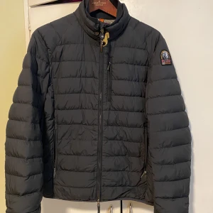 PJS JACKA  - Hej säljer nu min parajumper jacka den är i nyskick och perfekt inför våren köptes för 4100kr men är ej i behov av den längre de har förvarats i ett rökfritt hem och inga som helst problem med den, skriv till mig för fler bilder, priset går att diskuteras