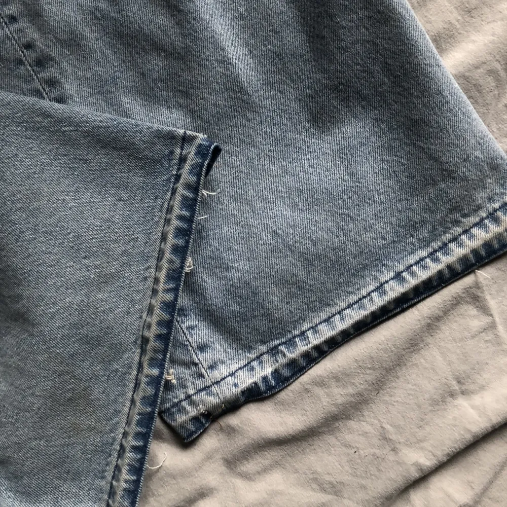 Vida ljusblå jeans från Monki 💙 Använd ett fåtal gånger eftersom de sällan kommer till användning. Jag är 181cm lång och dessa når marken precis, har även sprättat upp sömmen längst ner men den är inte jättesynlig när man har på sig de!💙 Storlek 28.. Jeans & Byxor.