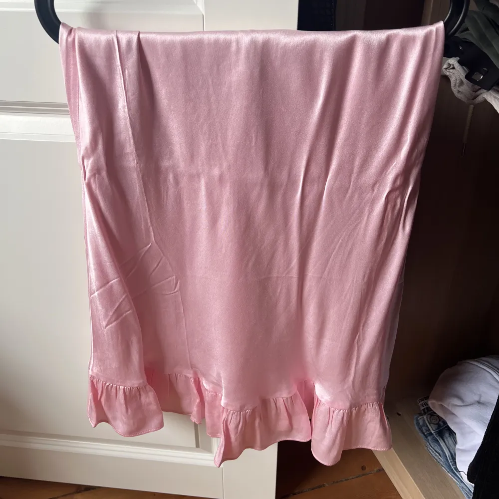 Obs första bilden är lånad Rosa lång kjol med volang nertill från & Other stories som är använd 1-2 gånger,  den går lite under knäna på mig som är 165 💝 Storlek 36!  . Kjolar.