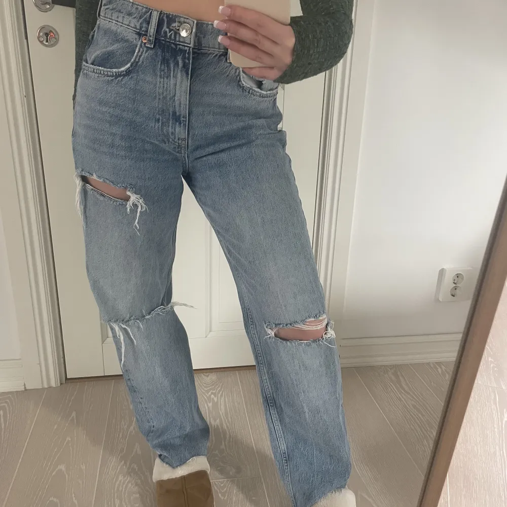 Jeans med slitningar från Gina tricot i storlek 36, lite lösa och oversize i passformen❤️. Jeans & Byxor.