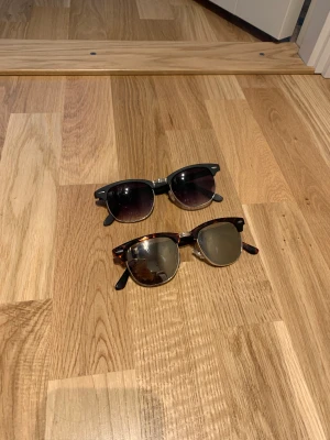 Solglasögon - Använda några ggr. Båda för 30kr Eller 1 par för 20kr