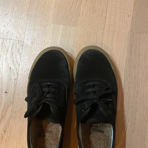 Eytys - Säljer mina sköna och fina Eytys på grund av att jag bytt stil lite och därför inte använder de. De är använda men super fräscha. 